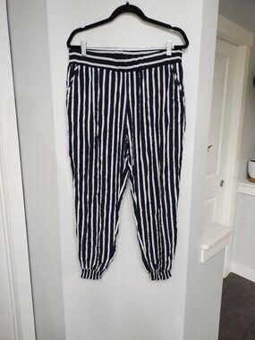 Brand new with tag navy/white cropped pants